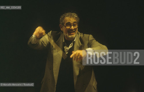 Rome Opera House, January 12, 2000. Spanish tenor and conductor Placido Domingo conducting an orchestra rehearsal of Tosca performed on occasion of its centenary in the same theater of its debut (directed by Franco Zeffirelli, conducted by Placido Domingo, starring Ines Salazar and Luciano Pavarotti) / Teatro dellOpera di Roma, 12 gennaio 2000. Il tenore e direttore dorchestra Placido Domingo mentre dirige una prova di Tosca, eseguita nello stesso teatro del debutto  dopo cento anni (regia: Franco Zeffirelli, direttore dorchestra: Placido Domingo, protagonisti: Ines Salazar e Luciano Pavarotti) - ©Marcello Mencarini/Rosebud2