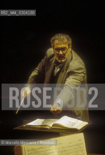 Rome Opera House, January 12, 2000. Spanish tenor and conductor Placido Domingo conducting an orchestra rehearsal of Tosca performed on occasion of its centenary in the same theater of its debut (directed by Franco Zeffirelli, conducted by Placido Domingo, starring Ines Salazar and Luciano Pavarotti) / Teatro dellOpera di Roma, 12 gennaio 2000. Il tenore e direttore dorchestra Placido Domingo mentre dirige una prova di Tosca, eseguita nello stesso teatro del debutto  dopo cento anni (regia: Franco Zeffirelli, direttore dorchestra: Placido Domingo, protagonisti: Ines Salazar e Luciano Pavarotti) - ©Marcello Mencarini/Rosebud2