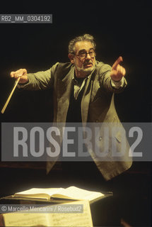 Rome Opera House, January 12, 2000. Spanish tenor and conductor Placido Domingo conducting an orchestra rehearsal of Tosca performed on occasion of its centenary in the same theater of its debut (directed by Franco Zeffirelli, conducted by Placido Domingo, starring Ines Salazar and Luciano Pavarotti) / Teatro dellOpera di Roma, 12 gennaio 2000. Il tenore e direttore dorchestra Placido Domingo mentre dirige una prova di Tosca, eseguita nello stesso teatro del debutto  dopo cento anni (regia: Franco Zeffirelli, direttore dorchestra: Placido Domingo, protagonisti: Ines Salazar e Luciano Pavarotti) - ©Marcello Mencarini/Rosebud2