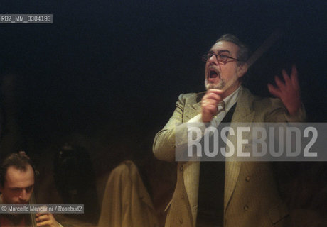 Rome Opera House, January 12, 2000. Spanish tenor and conductor Placido Domingo conducting an orchestra rehearsal of Tosca performed on occasion of its centenary in the same theater of its debut (directed by Franco Zeffirelli, conducted by Placido Domingo, starring Ines Salazar and Luciano Pavarotti) / Teatro dellOpera di Roma, 12 gennaio 2000. Il tenore e direttore dorchestra Placido Domingo mentre dirige una prova di Tosca, eseguita nello stesso teatro del debutto  dopo cento anni (regia: Franco Zeffirelli, direttore dorchestra: Placido Domingo, protagonisti: Ines Salazar e Luciano Pavarotti) - ©Marcello Mencarini/Rosebud2
