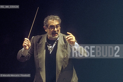 Rome Opera House, January 8, 2000. Spanish tenor and conductor Placido Domingo conducting an orchestra rehearsal of Tosca performed on occasion of its centenary in the same theater of its debut (directed by Franco Zeffirelli, conducted by Placido Domingo, starring Ines Salazar and Luciano Pavarotti) / Teatro dellOpera di Roma, 8 gennaio 2000. Il tenore e direttore dorchestra Placido Domingo mentre dirige una prova di Tosca, eseguita nello stesso teatro del debutto  dopo cento anni (regia: Franco Zeffirelli, direttore dorchestra: Placido Domingo, protagonisti: Ines Salazar e Luciano Pavarotti) - ©Marcello Mencarini/Rosebud2
