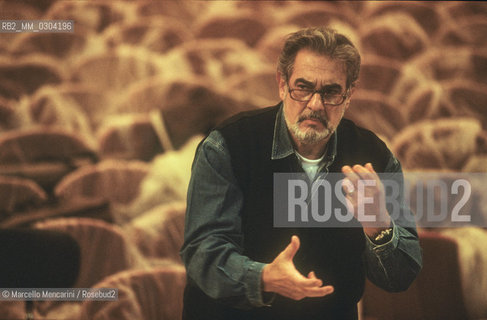 Rome Opera House, January 8, 2000. Spanish tenor and conductor Placido Domingo conducting an orchestra rehearsal of Tosca performed on occasion of its centenary in the same theater of its debut (directed by Franco Zeffirelli, conducted by Placido Domingo, starring Ines Salazar and Luciano Pavarotti) / Teatro dellOpera di Roma, 8 gennaio 2000. Il tenore e direttore dorchestra Placido Domingo mentre dirige una prova di Tosca, eseguita nello stesso teatro del debutto  dopo cento anni (regia: Franco Zeffirelli, direttore dorchestra: Placido Domingo, protagonisti: Ines Salazar e Luciano Pavarotti) - ©Marcello Mencarini/Rosebud2