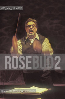 Rome Opera House, January 8, 2000. Spanish tenor and conductor Placido Domingo conducting an orchestra rehearsal of Tosca performed on occasion of its centenary in the same theater of its debut (directed by Franco Zeffirelli, conducted by Placido Domingo, starring Ines Salazar and Luciano Pavarotti) / Teatro dellOpera di Roma, 8 gennaio 2000. Il tenore e direttore dorchestra Placido Domingo mentre dirige una prova di Tosca, eseguita nello stesso teatro del debutto  dopo cento anni (regia: Franco Zeffirelli, direttore dorchestra: Placido Domingo, protagonisti: Ines Salazar e Luciano Pavarotti) - ©Marcello Mencarini/Rosebud2