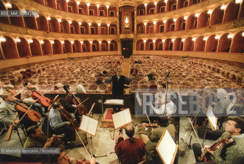 Rome Opera House, January 8, 2000. Spanish tenor and conductor Placido Domingo conducting an orchestra rehearsal of Tosca performed on occasion of its centenary in the same theater of its debut (directed by Franco Zeffirelli, conducted by Placido Domingo, starring Ines Salazar and Luciano Pavarotti) / Teatro dellOpera di Roma, 8 gennaio 2000. Il tenore e direttore dorchestra Placido Domingo mentre dirige una prova di Tosca, eseguita nello stesso teatro del debutto  dopo cento anni (regia: Franco Zeffirelli, direttore dorchestra: Placido Domingo, protagonisti: Ines Salazar e Luciano Pavarotti) - ©Marcello Mencarini/Rosebud2