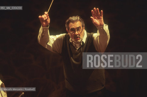 Rome Opera House, January 2000. Spanish tenor and conductor Placido Domingo conducting an orchestra rehearsal of Tosca performed on occasion of its centenary in the same theater of its debut (directed by Franco Zeffirelli, conducted by Placido Domingo, starring Ines Salazar and Luciano Pavarotti) / Teatro dellOpera di Roma, gennaio 2000. Il tenore e direttore dorchestra Placido Domingo mentre dirige una prova di Tosca, eseguita nello stesso teatro del debutto  dopo cento anni (regia: Franco Zeffirelli, direttore dorchestra: Placido Domingo, protagonisti: Ines Salazar e Luciano Pavarotti) - ©Marcello Mencarini/Rosebud2