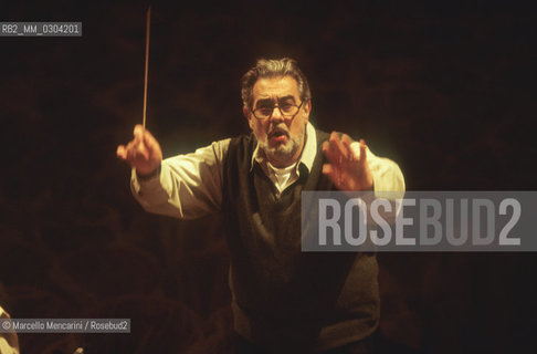 Rome Opera House, January 2000. Spanish tenor and conductor Placido Domingo conducting an orchestra rehearsal of Tosca performed on occasion of its centenary in the same theater of its debut (directed by Franco Zeffirelli, conducted by Placido Domingo, starring Ines Salazar and Luciano Pavarotti) / Teatro dellOpera di Roma, gennaio 2000. Il tenore e direttore dorchestra Placido Domingo mentre dirige una prova di Tosca, eseguita nello stesso teatro del debutto  dopo cento anni (regia: Franco Zeffirelli, direttore dorchestra: Placido Domingo, protagonisti: Ines Salazar e Luciano Pavarotti) - ©Marcello Mencarini/Rosebud2