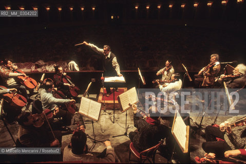 Rome Opera House, January 2000. Spanish tenor and conductor Placido Domingo conducting an orchestra rehearsal of Tosca performed on occasion of its centenary in the same theater of its debut (directed by Franco Zeffirelli, conducted by Placido Domingo, starring Ines Salazar and Luciano Pavarotti) / Teatro dellOpera di Roma, gennaio 2000. Il tenore e direttore dorchestra Placido Domingo mentre dirige una prova di Tosca, eseguita nello stesso teatro del debutto  dopo cento anni (regia: Franco Zeffirelli, direttore dorchestra: Placido Domingo, protagonisti: Ines Salazar e Luciano Pavarotti) - ©Marcello Mencarini/Rosebud2
