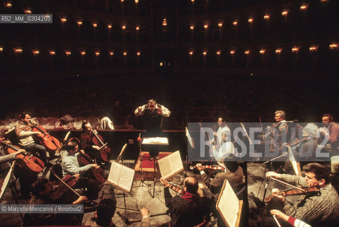 Rome Opera House, January 2000. Spanish tenor and conductor Placido Domingo conducting an orchestra rehearsal of Tosca performed on occasion of its centenary in the same theater of its debut (directed by Franco Zeffirelli, conducted by Placido Domingo, starring Ines Salazar and Luciano Pavarotti) / Teatro dellOpera di Roma, gennaio 2000. Il tenore e direttore dorchestra Placido Domingo mentre dirige una prova di Tosca, eseguita nello stesso teatro del debutto  dopo cento anni (regia: Franco Zeffirelli, direttore dorchestra: Placido Domingo, protagonisti: Ines Salazar e Luciano Pavarotti) - ©Marcello Mencarini/Rosebud2