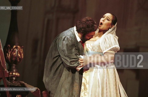 Rome Opera House, January 12, 2000. Tenor Luciano Pavarotti and soprano ines Salazar in Tosca by Giacomo Puccini, performed on occasion of its centenary in the same theater of its debut (directed by Franco Zeffirelli, conducted by Placido Domingo, starring Ines Salazar and Luciano Pavarotti) / Roma, Teatro dellOpera, 12 gennaio 2000. Il tenore Luciano Pavarotti e il soprano Ines Salazar in Tosca di Giacomo Puccini, rappresentata cento anni dopo nello stesso teatro del suo debutto (regia: Franco Zeffirelli, direttore dorchestra: Placido Domingo, protagonisti: Ines Salazar e Luciano Pavarotti) - ©Marcello Mencarini/Rosebud2