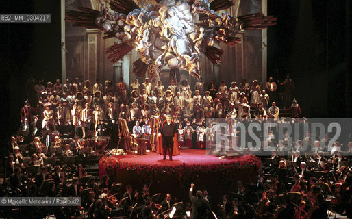 Rome Opera House, January 12, 2000.  Dress rehearsal of Tosca by Giacomo Puccini directed by Franco Zeffirelli. Scarpia (baritone Juan Pons) and the chorus sing the Te Deum / Teatro dellOpera di Roma, 12 gennaio 2000. Prova generale dellopera Tosca di Giacomo Puccini con la regia di Franco Zeffirelli. Scarpia (Juan Pons) e il coro cantano il Te Deum - ©Marcello Mencarini/Rosebud2