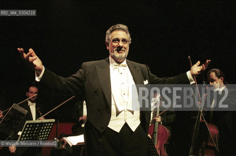 Rome Opera House, January 14, 2000. Spanish tenor and conductor Placido Domingo thanks the audience after conducting Tosca performed on occasion of its centenary in the same theater of its debut (directed by Franco Zeffirelli, conducted by Placido Domingo, starring Ines Salazar and Luciano Pavarotti) / Teatro dellOpera di Roma, 14 gennaio 2000. Il tenore e direttore dorchestra Placido Domingo ringrazia il pubblico dopo aver diretto Tosca in occasione dei cento anni dal debutto di questopera (regia: Franco Zeffirelli, direttore dorchestra: Placido Domingo, protagonisti: Ines Salazar e Luciano Pavarotti) - ©Marcello Mencarini/Rosebud2