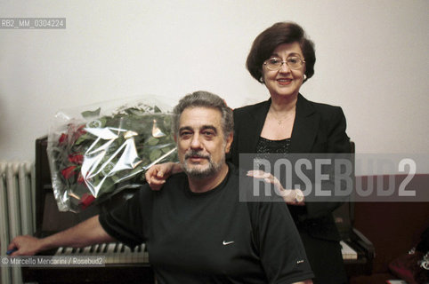 Rome Opera House, January 14, 2000. Tenor-conductor Placido Domingo in his dressing room with his wife Marta Ornelas, after performing as conductor in Tosca / Roma, Teatro dellOpera di Roma, 14 gennaio 2000. Il tenore e direttore dorchestra Placido Domingo in camerino con sua moglie Marta Ornelas, dopo aver diretto lopera Tosca con la regia di Franco Zeffirelli - ©Marcello Mencarini/Rosebud2