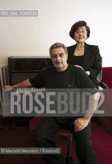 Rome Opera House, January 14, 2000. Tenor-conductor Placido Domingo in his dressing room with his wife Marta Ornelas, after performing as conductor in Tosca / Roma, Teatro dellOpera di Roma, 14 gennaio 2000. Il tenore e direttore dorchestra Placido Domingo in camerino con sua moglie Marta Ornelas, dopo aver diretto lopera Tosca con la regia di Franco Zeffirelli - ©Marcello Mencarini/Rosebud2
