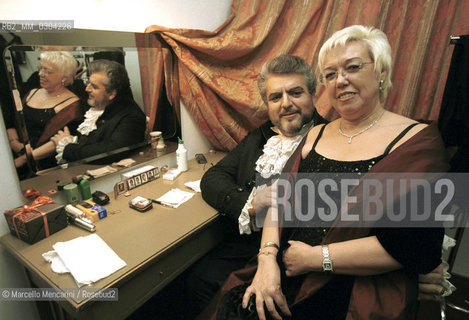 Rome Opera House, January 14, 2000. Baritone opera singer Juan Pons in his dressing room with his wife, after performing as Scarpia in Tosca / Roma, Teatro dellOpera di Roma, 14 gennaio 2000. Il baritono Juan Pons in camerino con sua moglie, dopo aver interpretato Scarpia nellopera Tosca con la regia di Franco Zeffirelli - ©Marcello Mencarini/Rosebud2