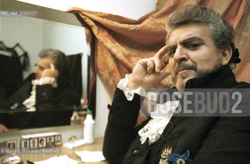 Rome Opera House, January 14, 2000. Baritone opera singer Juan Pons in his dressing room, after performing as Scarpia in Tosca / Roma, Teatro dellOpera di Roma, 14 gennaio 2000. Il baritono Juan Pons in camerino, dopo aver interpretato Scarpia nellopera Tosca con la regia di Franco Zeffirelli - ©Marcello Mencarini/Rosebud2