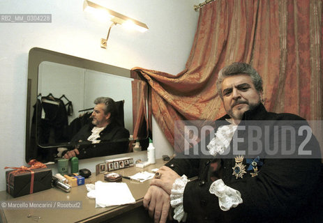 Rome Opera House, January 14, 2000. Baritone opera singer Juan Pons in his dressing room, after performing as Scarpia in Tosca / Roma, Teatro dellOpera di Roma, 14 gennaio 2000. Il baritono Juan Pons in camerino, dopo aver interpretato Scarpia nellopera Tosca con la regia di Franco Zeffirelli - ©Marcello Mencarini/Rosebud2