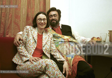 Rome Opera House, January 14, 2000. Italian operatic tenor Luciano Pavarotti and his partner Nicoletta Mantovani after his performance in Tosca / Roma, Teatro dellOpera, 14 gennaio 2000. Il tenore Luciano Pavarotti dopo aver cantato nellopera Tosca posa in camerino con la sua compagna Nicoletta Mantovani - ©Marcello Mencarini/Rosebud2