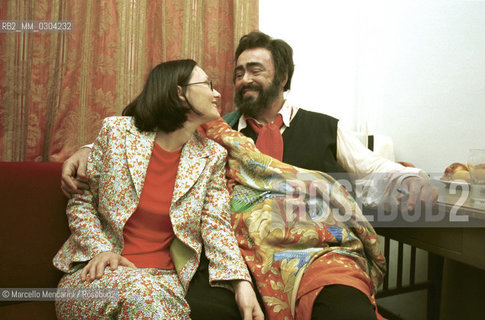 Rome Opera House, January 14, 2000. Italian operatic tenor Luciano Pavarotti and his partner Nicoletta Mantovani after his performance in Tosca / Roma, Teatro dellOpera, 14 gennaio 2000. Il tenore Luciano Pavarotti dopo aver cantato nellopera Tosca posa in camerino con la sua compagna Nicoletta Mantovani - ©Marcello Mencarini/Rosebud2