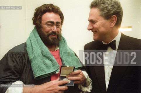 Rome Opera House, January 14, 2000. Tenor Luciano Pavarotti in his dressing room with mayor of Rome Francesco Rutelli, after performing as Cavaradossi in Tosca / Roma, Teatro dellOpera di Roma, 14 gennaio 2000. Il Tenore Luciano Pavarotti in camerino con il sindaco di Roma Francesco Rutelli, dopo aver interpretato Scarpia nellopera Tosca con la regia di Franco Zeffirelli - ©Marcello Mencarini/Rosebud2