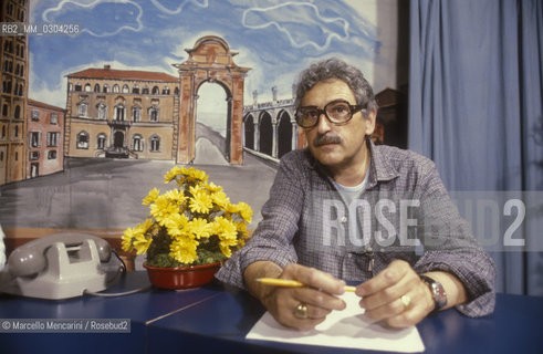 Biella, about 1980. Telebiella, the first private tv station in Italy to break the monopoly of RAI Italian public television. Founder of Telebiella Giuseppe Sacchi  in studio performing in a program / Biella 1980 circa. Telebiella, la prima televisione privata in Italia a rompere il monopolio della RAI: Il fondatore di Telebiella Giuseppe Sacchi al lavoro in studio durante un programma - ©Marcello Mencarini/Rosebud2