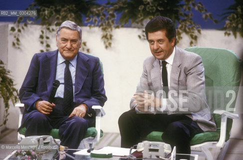 Italian journalist Paolo Cavallina and Renzo Villa, founder of the Italian private television station Antenna 3, during a tv program (about 1980) / Il giornalista Paolo Cavallina e Renzo Villa, fondatore della televisione privata Antenna 3, durante un programma (1980 circa) - ©Marcello Mencarini/Rosebud2