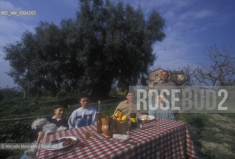 Canneto di Fara Sabina (Rieti), 1995. Bertini family, owner of the biggest olive tree in Europe (in the background) / Canneto di Fara Sabina (Rieti), 1995. La famiglia Bertini, proprietaria del più antico ulivo del mondo (sullo sfondo) - ©Marcello Mencarini/Rosebud2