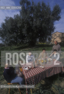 Canneto di Fara Sabina (Rieti), 1995. Bertini family, owner of the biggest olive tree in Europe (in the background) / Canneto di Fara Sabina (Rieti), 1995. La famiglia Bertini, proprietaria del più antico ulivo del mondo (sullo sfondo) - ©Marcello Mencarini/Rosebud2