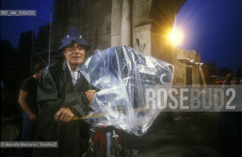 Rome, Cinecittà Studios, 1984. Director of photography Jack Cardiff during the shooting of the TV movie The Last Days of Pompeii, directed by Peter Hunt / Roma, Studi di Cinecittà, 1984. Il direttore della fotografia Jack Cardiff sul set del film per la TV Gli ultimi giorni di Pompei, diretto da Peter Hunt - ©Marcello Mencarini/Rosebud2