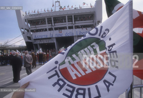 Genova, 2000. La nave Azzurra, usata da Silvio Berlusconi per la campagna elettorale delle elezioni regionali / Genoa, 2000. The Azzurra ship, used by Silvio Berlusconis electoral campaign for the regional elections - ©Marcello Mencarini/Rosebud2