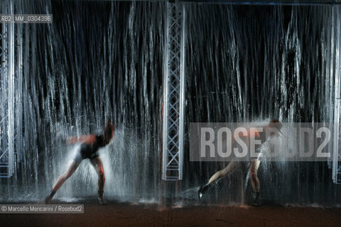 Milan, Teatro Smeraldo, January 2000. Waterwall by Ivan Manzoni.  / Milano, Teatro Smeraldo, 2000. Waterwall di Ivan Manzoni - ©Marcello Mencarini/Rosebud2