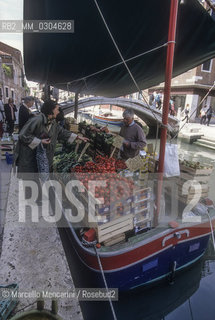Venice, 1998. Floating fruit market / Venezia, 1998. Mercato galleggiante della frutta - ©Marcello Mencarini/Rosebud2
