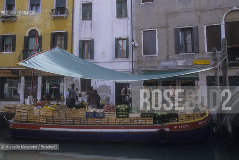 Venice, 1998. Floating fruit market / Venezia, 1998. Mercato galleggiante della frutta - ©Marcello Mencarini/Rosebud2