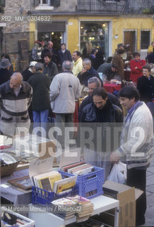 Venice, 1998. Flea market in front of the Santa Maria dei Miracoli Church / Venezia, 1998. Mercato delle pulci davanti alla chiesa di Santa Maria dei miracoli - ©Marcello Mencarini/Rosebud2