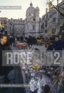 Venice, 1998. Flea market in front of the Santa Maria dei Miracoli Church / Venezia, 1998. Mercato delle pulci davanti alla chiesa di Santa Maria dei miracoli - ©Marcello Mencarini/Rosebud2
