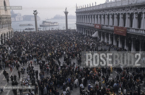 Venice Carnival 1998. A crowd in St. Marks Square / Carnevale di Venezia 1998. Folla in piazza San Marco - ©Marcello Mencarini/Rosebud2