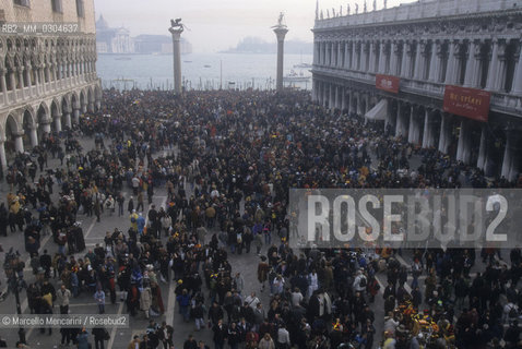 Venice Carnival 1998. A crowd in St. Marks Square / Carnevale di Venezia 1998. Folla in piazza San Marco - ©Marcello Mencarini/Rosebud2