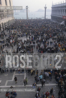Venice Carnival 1998. A crowd in St. Marks Square / Carnevale di Venezia 1998. Folla in piazza San Marco - ©Marcello Mencarini/Rosebud2