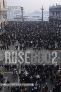 Venice Carnival 1998. A crowd in St. Marks Square / Carnevale di Venezia 1998. Folla in piazza San Marco - ©Marcello Mencarini/Rosebud2