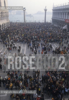Venice Carnival 1998. A crowd in St. Marks Square / Carnevale di Venezia 1998. Folla in piazza San Marco - ©Marcello Mencarini/Rosebud2