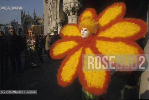 Venice Carnival 1998. Flower mask / Carnevale di Venezia 1998. Maschera a forma di fiore - ©Marcello Mencarini/Rosebud2