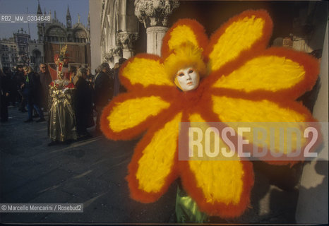 Venice Carnival 1998. Flower mask / Carnevale di Venezia 1998. Maschera a forma di fiore - ©Marcello Mencarini/Rosebud2