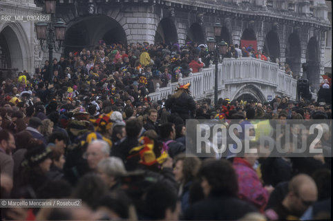 Venice Carnival 1998.  A crowd on the Ponte della Paglia (bridge of straw)  / Carnevale di Venezia 1998. Folla sul ponte della paglia - ©Marcello Mencarini/Rosebud2