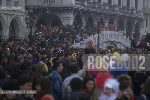 Venice Carnival 1998.  A crowd on the Ponte della Paglia (bridge of straw)  / Carnevale di Venezia 1998. Folla sul ponte della paglia - ©Marcello Mencarini/Rosebud2