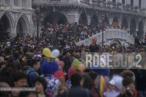 Venice Carnival 1998.  A crowd on the Ponte della Paglia (bridge of straw)  / Carnevale di Venezia 1998. Folla sul ponte della paglia - ©Marcello Mencarini/Rosebud2