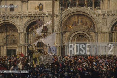 Venice Carnival 1998. A crowd in St. Marks Square / Carnevale di Venezia 1998. Folla in piazza San Marco - ©Marcello Mencarini/Rosebud2