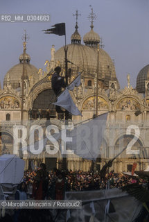 Venice Carnival 1998. A crowd in St. Marks Square / Carnevale di Venezia 1998. Folla in piazza San Marco - ©Marcello Mencarini/Rosebud2
