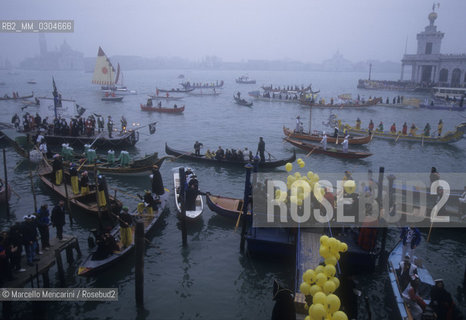 Venice Carnival 1998. Boats decorated for Carnival in Castello district / Carnevale di Venezia 1998. Barche decorate per il Carnevale del sestiere di Castello - ©Marcello Mencarini/Rosebud2