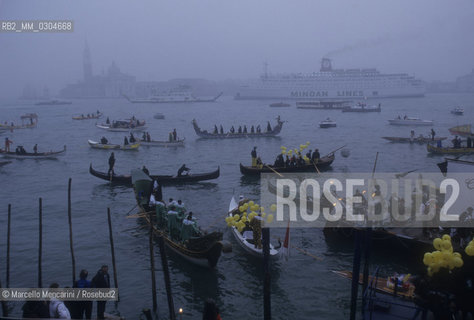 Venice Carnival 1998. Boats decorated for Carnival in Castello district / Carnevale di Venezia 1998. Barche decorate per il Carnevale del sestiere di Castello - ©Marcello Mencarini/Rosebud2