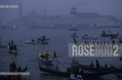 Venice Carnival 1998. Boats decorated for Carnival in Castello district / Carnevale di Venezia 1998. Barche decorate per il Carnevale del sestiere di Castello - ©Marcello Mencarini/Rosebud2