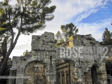 Nîmes, France. The temple of Diane in the Fountain gardens (Jardins de la Fontaine) / Nîmes, Francia. Il Tempio di Diana nei Giardini de la Fontaine - ©Marcello Mencarini/Rosebud2